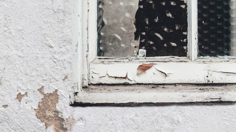 Ventana antigua de una vivienda de una familia en situación de vulnerabilidad