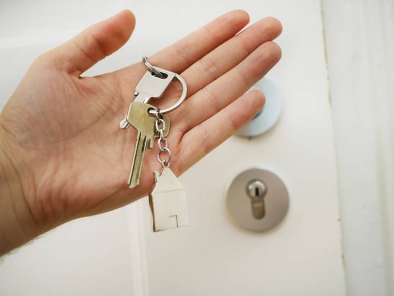 Imagen de unas llaves y la cerradura de una casa.