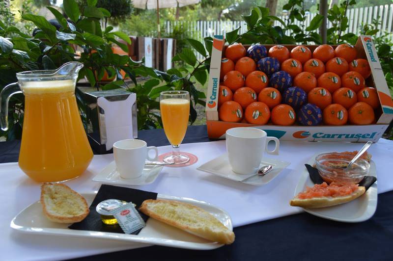 Presentación de los desayunos con zumo de naranja. //EPDA