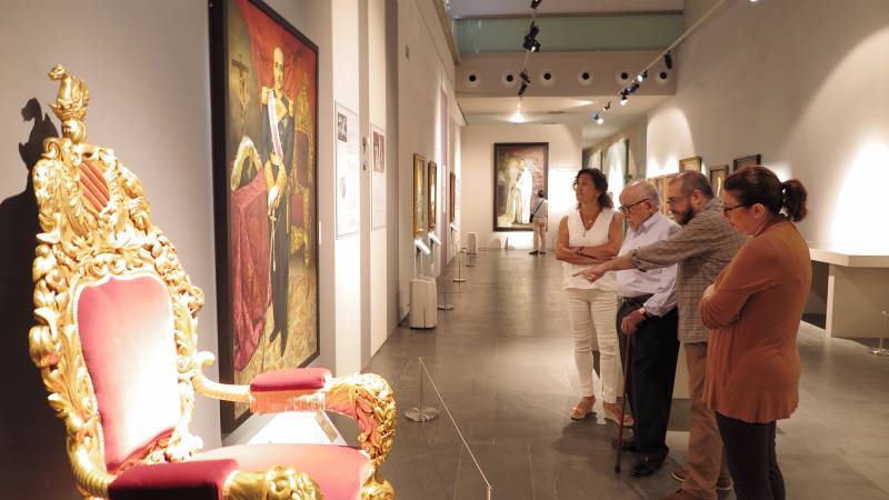 Carmen Ninet. Perelló Morales, Rafel Company y María José Hueso durante la visita a la muestra 