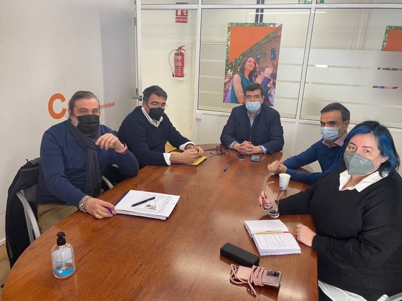 Presentación de los desayunos con zumo de naranja. //EPDA