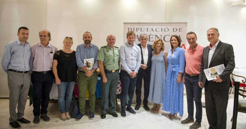 Foto de familia con los alcaldes y alcaldesas de los municipios que atraviesa la carrera