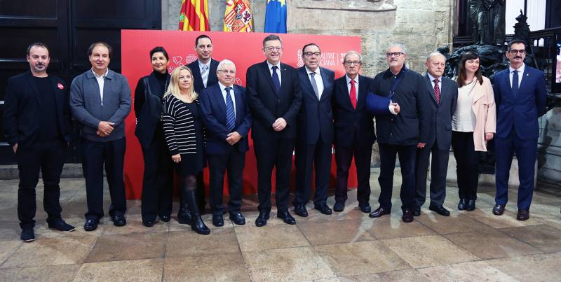 Ximo Puig acompanyat pels responsables dels productes valencia.//VIUVALENCIA