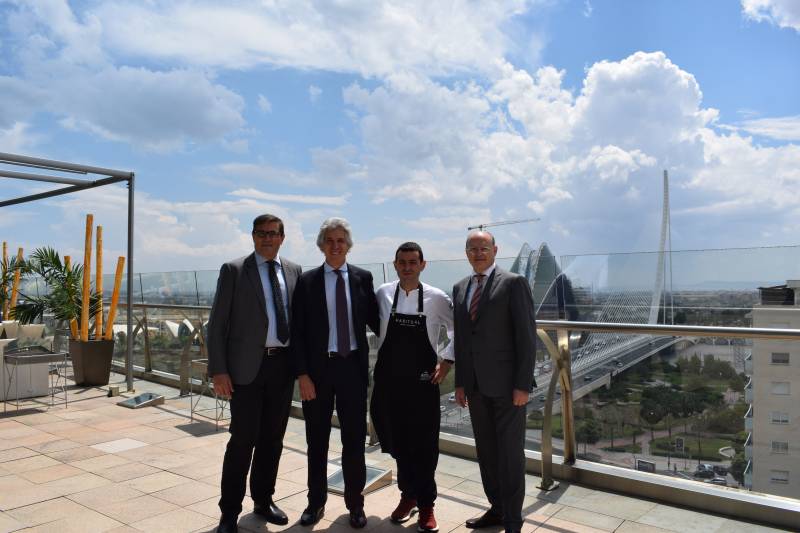 El chef Ricard Camarena junto a Juan Sabater, director regional de El Corte Inglés; Agustín Alonso, director de El Corte Inglés Avenida de Francia, y Pau Pérez Rico, director regional de Comunicación y Relaciones Institucionales de El Corte Inglés