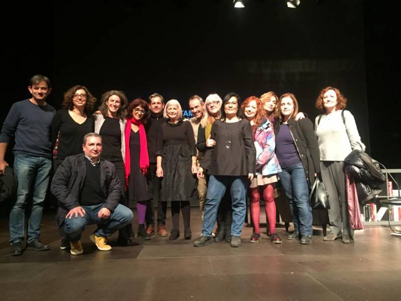 Foto de familia de Giménez Bartlett con representantes de las bibliotecas municipales 