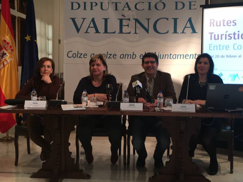 La Diputada Pilar Moncho i el president de la Diputació, Jorge Rodriguez, junt a les técniques de turismo//E.C.