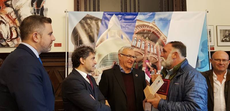 Jordi Mayor en la recepción a José Andrés en el Ayuntamiento Jordi Mayor en la recepción a José Andrés en el Ayuntamiento