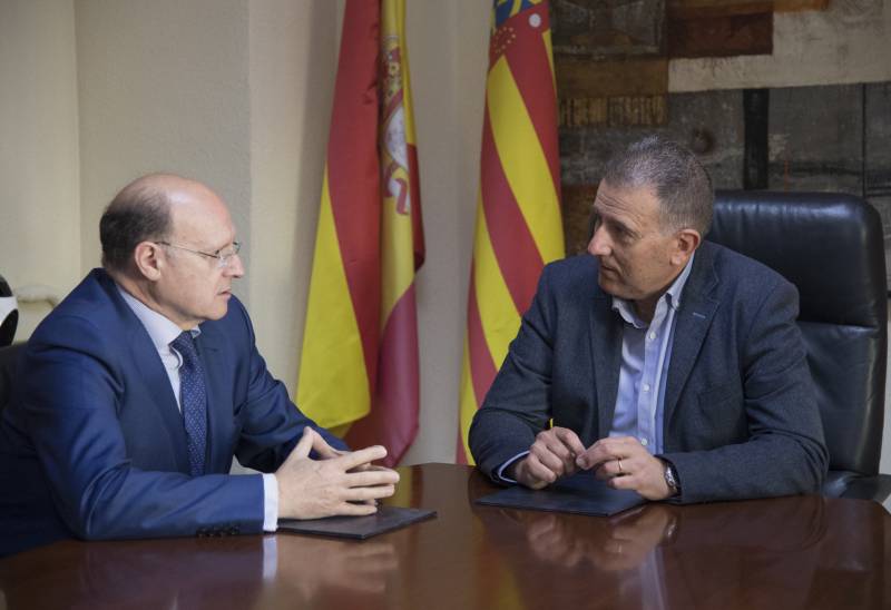 Vicent Sales y Juan Sabater durante la firma del convenio