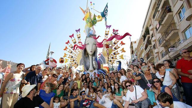 Hogera Séneca-Autobusos ganadora del máximo galardón de las hogueras 2015.//EPDA