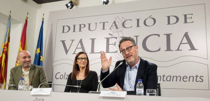 El diputat de Cultura, Xavier Rius, la vicepresidenta, Maria Josep Amigó, i el director del Magnànim, Vicent Flor // Abulaila