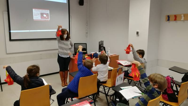 Niños disfrutando de los farolillos. EPDA.