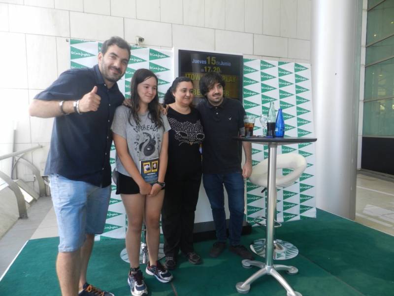 Town, Bers y dos de sus fans en la firma de su novela en El Corte Inglés