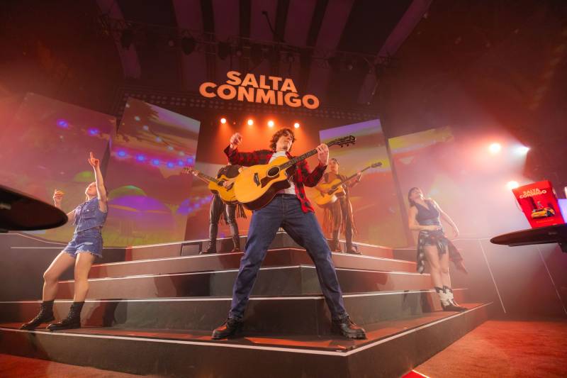 Producido por Experientia Group y dirigido por la reconocida compañía Yllana, transporta al público a través de cuatro décadas de música pop española Producido por Experientia Group y dirigido por la reconocida compañía Yllana, transporta al público a través de cuatro décadas de música pop española
