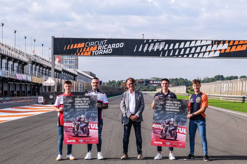 El director general de Deporte, Josep Miquel Moya, presenta  en el Circuit Ricardo Tormo el cartel del Gran Premio Motul de la Comunitat Valenciana.
