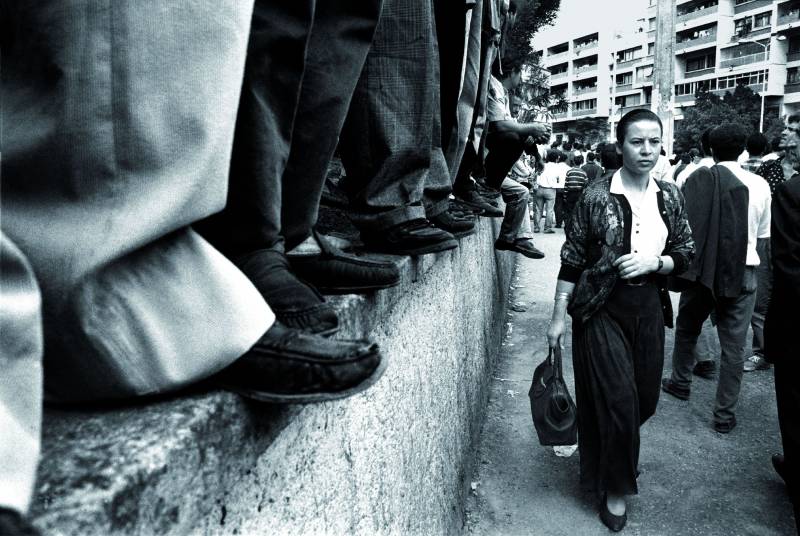 Demonstration for the Disappearance of the Singer Matoub Loune, Tizi Ouzou, 1994. Nadia Benchallal. Colección del IVAM