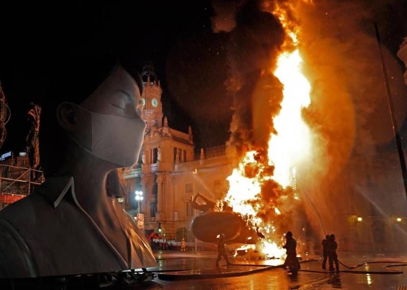 Las llamas devoran el cuerpo central de la falla municipal de València del año pasado. EFE/ Juan Carlos Cárdenas/Archivo
