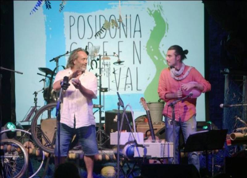 La Orquesta Reusónica Dúo pretende sensibilizar a la audiencia con la reutilización creativa de objetos y materiales de desecho