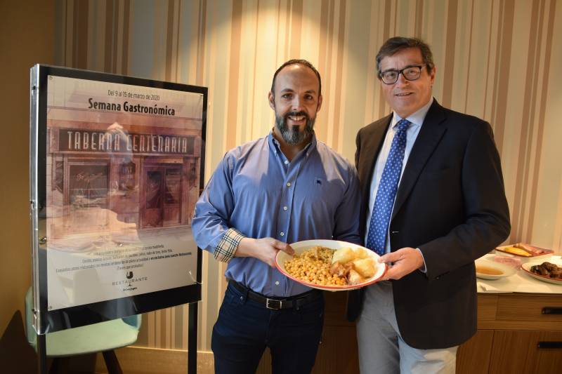 José Alberto Rodríguez, cuarta generación de la Taberna Malacatín, junto a Pau Pérez Rico, director regional de Comunicación y Relaciones Institucionales de El Corte Inglés