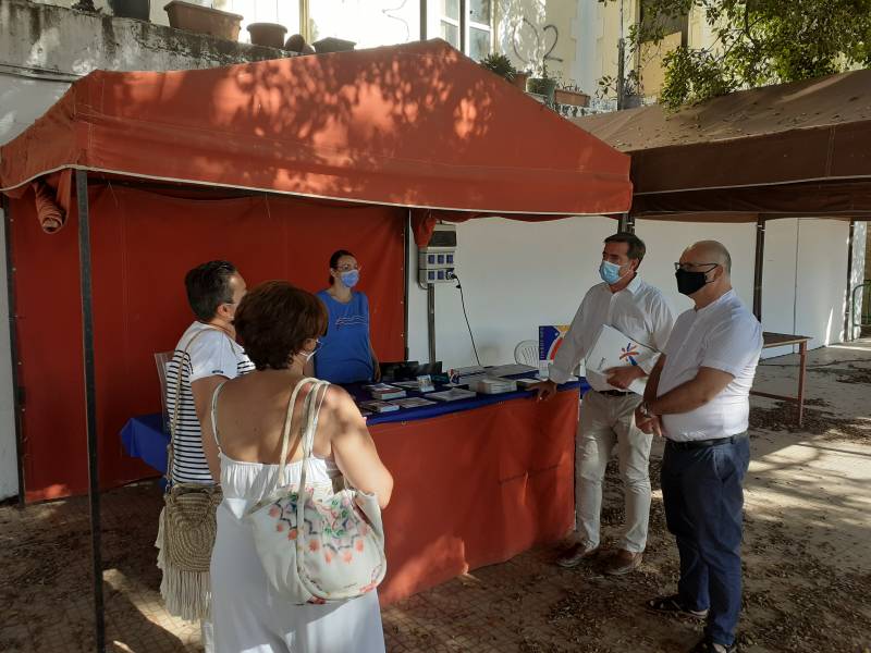El director general de Turisme, Herick Campos, ha visitado la playa de La Vila Joiosa acompañado por el alcalde, Andrés Verdú. Imagen: GVA
