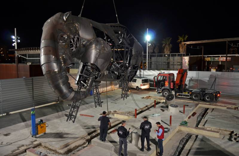 ELEFANTE - Plaza exterior BIOPARC Valencia - instalación - suspendido en el aire, marzo 2018