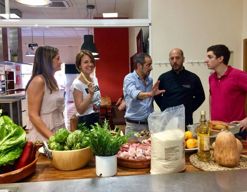 La Directora de VCC, María Sanchez-Robles, el gerente Pablo Lozano, el cocinero Luis Peñafort y miembros  de su equipo