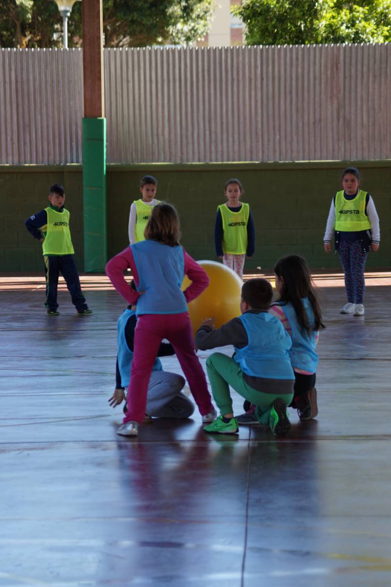 Niños jugando a Baloncodo