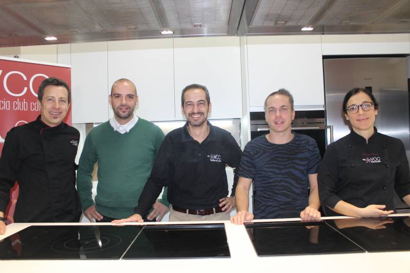 Los cocineros Carlos Julián y Victor Rodrigo con el director de Valencia Club Cocina, Pablo Lozano, y dos de sus chefs//Viu València