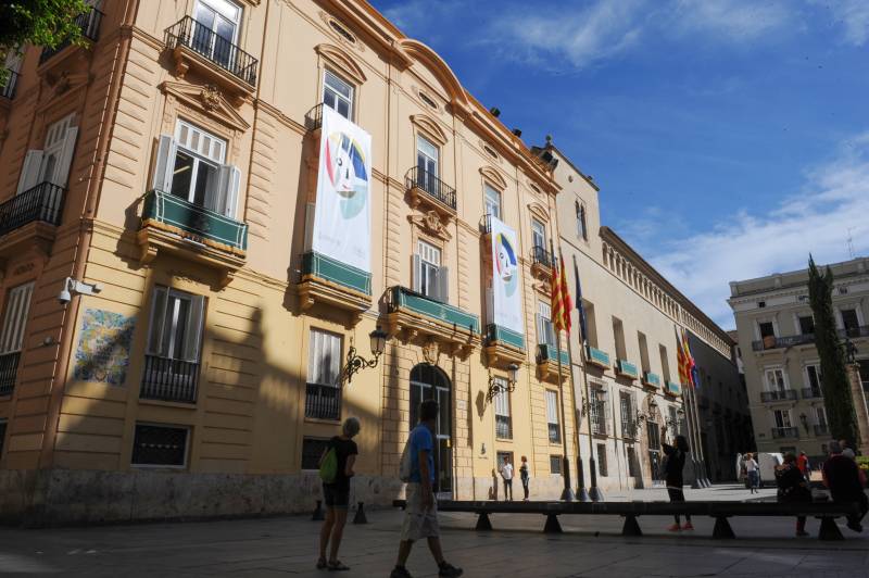 Fachada de los palacios de la Batlia y els Scala en Plaza Manises Fachada de los palacios de la Batlia y els Scala en Plaza Manises