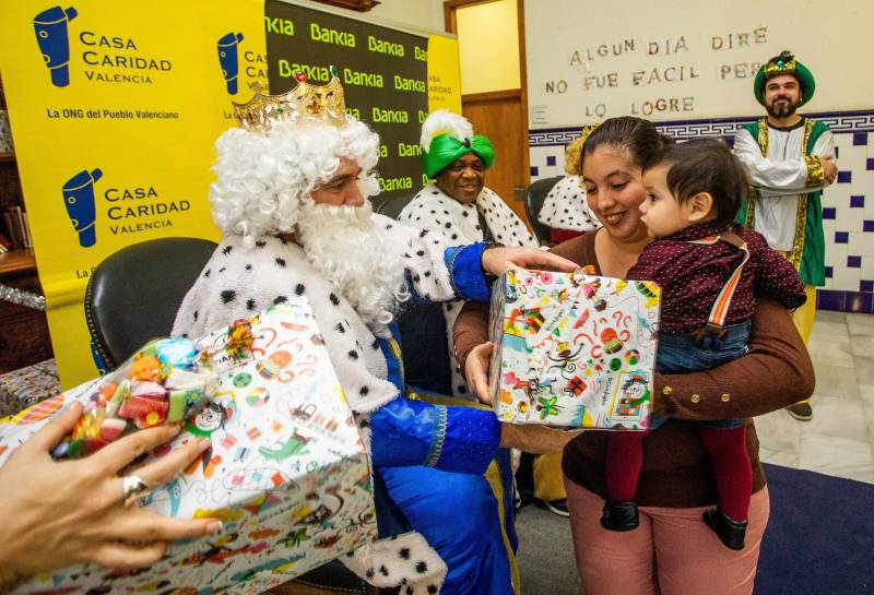 Reyes Magos repartiendo regalos a los niños