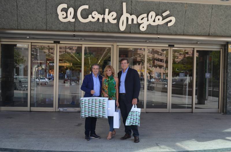 Carme Bort y Ximo Rovira en la puerta de El Corte Inglés de la Avenida Francia junto al Director de Comunicación, Pau Pérez Rico