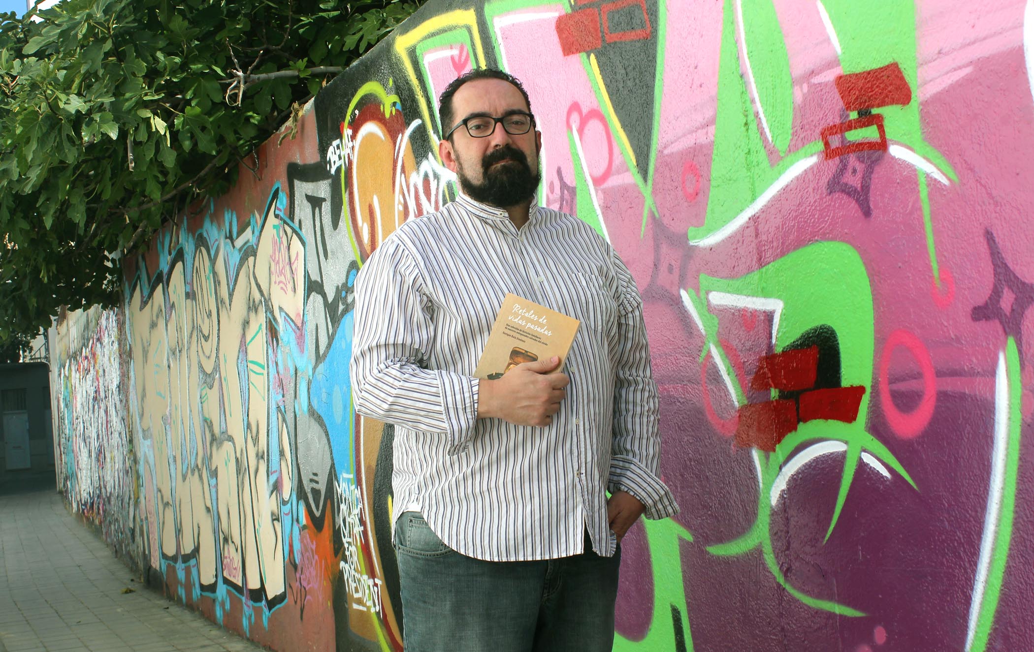 Enrique Boix con su obra. FOTO VV Enrique Boix con su obra. FOTO VV