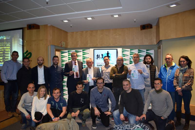 Joaquín Ventura, organizador del Circuit; Jaume Serra, presidente del Banco de Alimentos de Valencia, y Pau Pérez Rico, director regional de Comunicación y Relaciones Institucionales de El Corte Inglés, junto a los representantes de los clubs organizadores