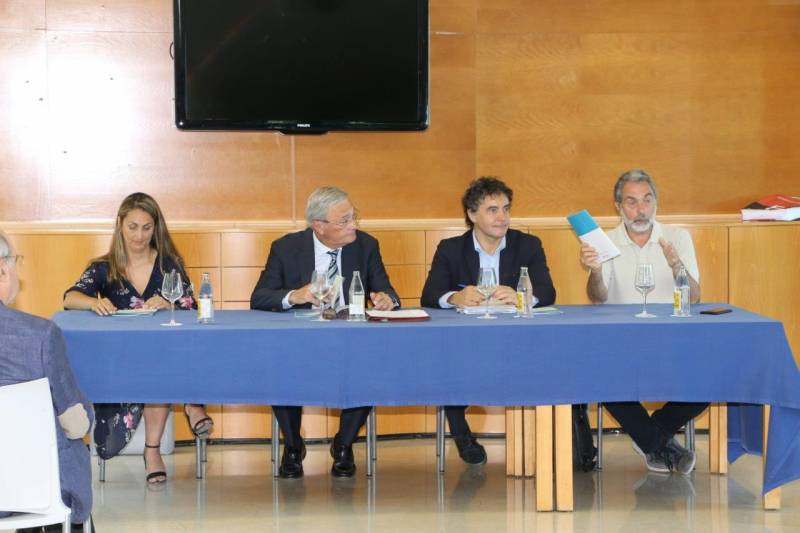 Un momento de la firma del acuerdo en València./EPDA