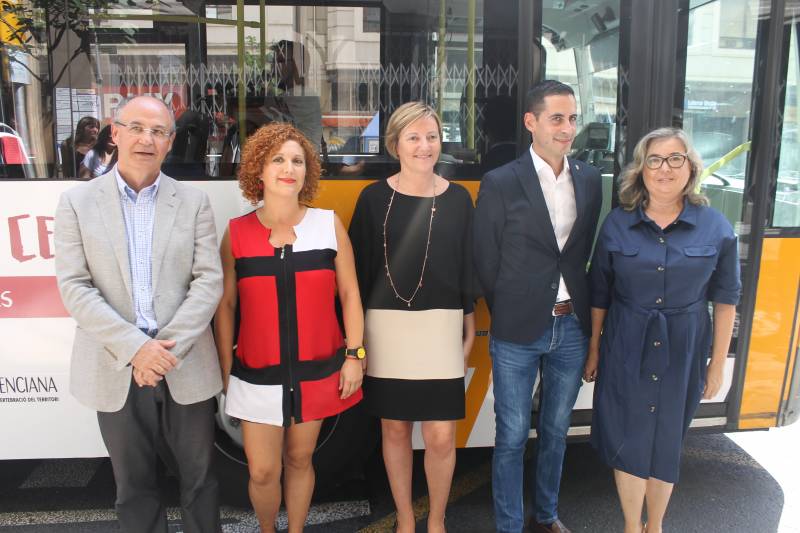 Los representantes del Mercado con la consejera, el alcalde de Mislata y el gerente de Fernanbus// Viu València Los representantes del Mercado con la consejera, el alcalde de Mislata y el gerente de Fernanbus// Viu València