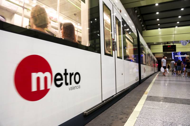 Metro en estación Metro en estación