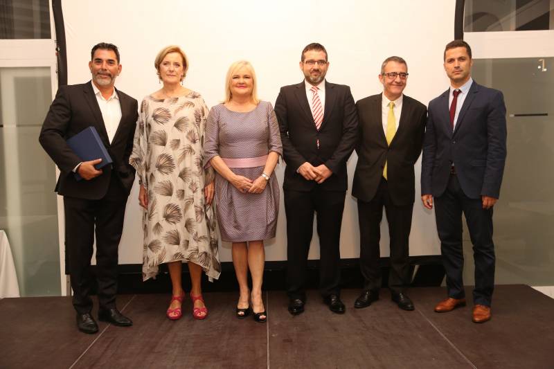 La Presidenta del Ateneo, Carmen de Rosa, con los escritores premiados en la I Noche Valenciana de las Letras