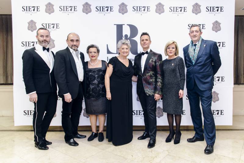 Maestro Mayor y Junta de Gobierno del Gremio con el Premio Aguja Brillante 2018, Luis Rocamora // Fran Adlert Fotografía Maestro Mayor y Junta de Gobierno del Gremio con el Premio Aguja Brillante 2018, Luis Rocamora // Fran Adlert Fotografía