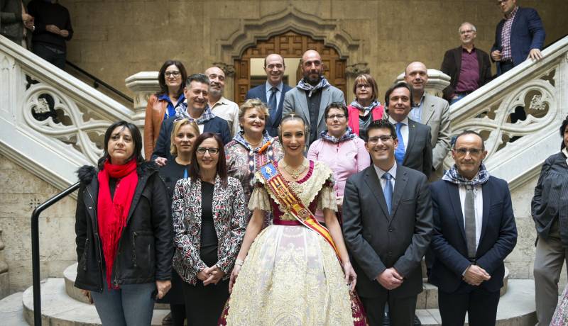 El presidente, Jorge Rodríguez, la vicepresidenta, Mª Josep Amigó, diputados y la Fallera Mayor, Raquel Alario // Abulaila