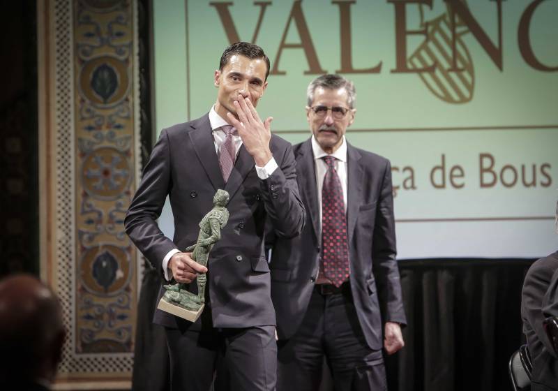 Paco Ureña agradece al público tras recibier el premio a la mejor faena de la Feria de Julio