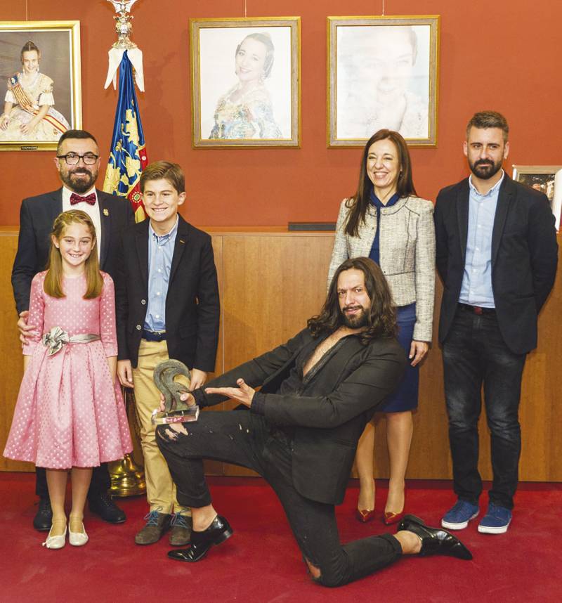 Rafael Amargo posa junto al presidente de la falla, las falleras mayores, el presidente infantil y el concejal Pere Fuset. FOTO JOSÉ FÉLIX GIMENO
