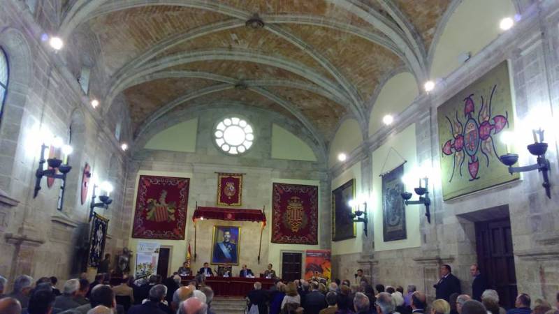 D. Pascual de Rojas y de Cárdenas Marqués de Dos Aguas, presenta el libro de D. Juan Delapuerta Cano ?Dragones de Lusitania, los últimos Caballeros de Flandes? en el Salón del Trono del Acuartelamiento de Santo Domingo en Valencia. Foto: Amigos Museo Nacional de Cerámica 