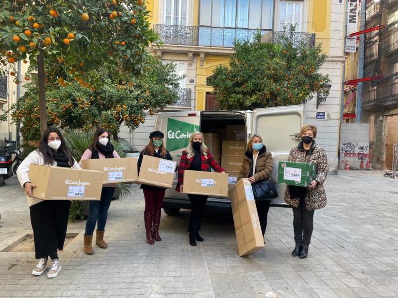 Trabajadores entregan juguetes.EPDA