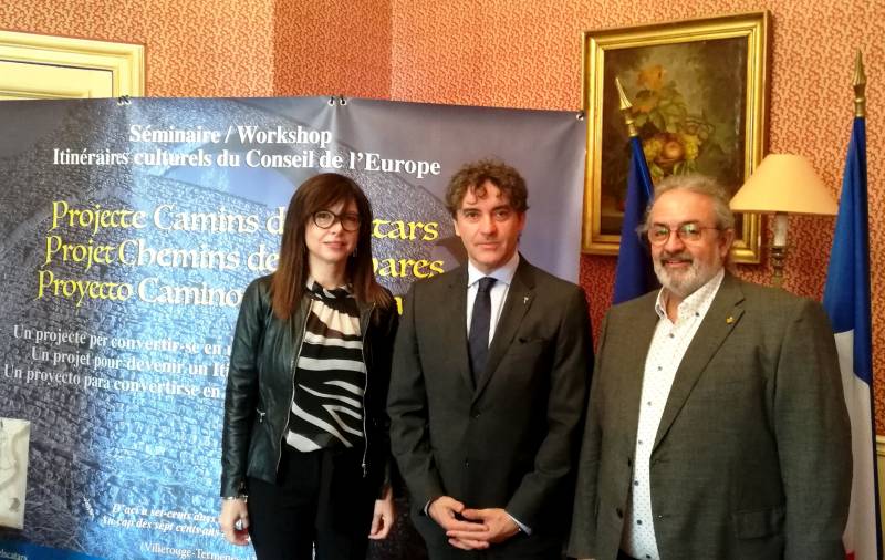 FSMCV Francia (de izqda. a dcha.): Amparo Máñez (vocal de la junta directiva de la FSMCV), Francesc Colomer (secretario autonómico de Turismo) y Pedro Rodríguez (presidente de la FSMCV) en Carcassone 