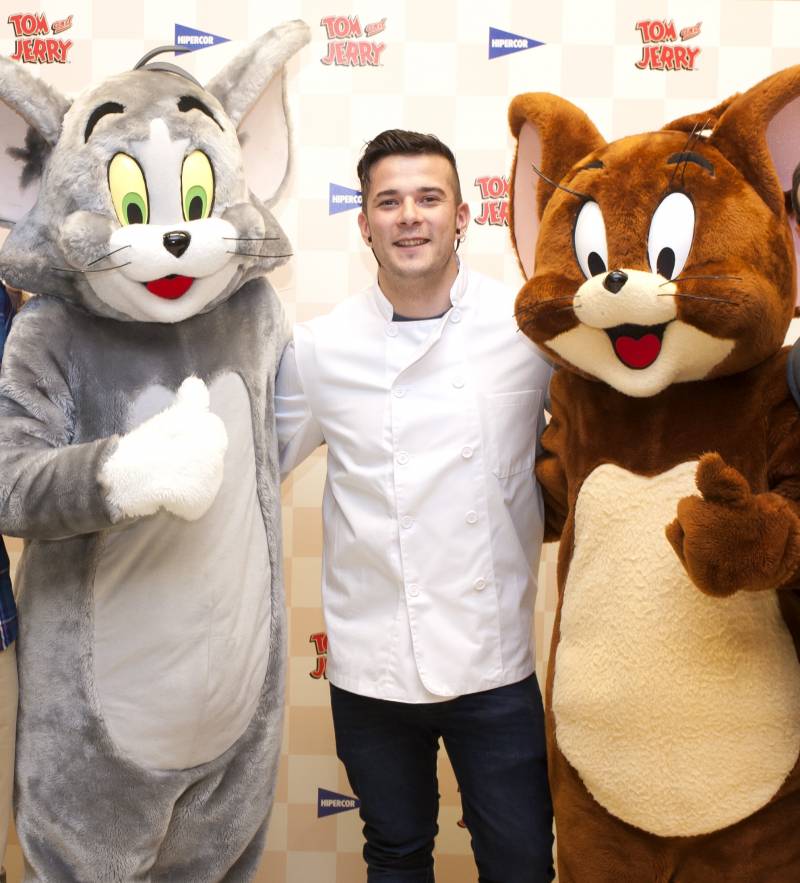 Carlos Maldonado y Tom y Jerry en la presentación de la campaña de Hipercor