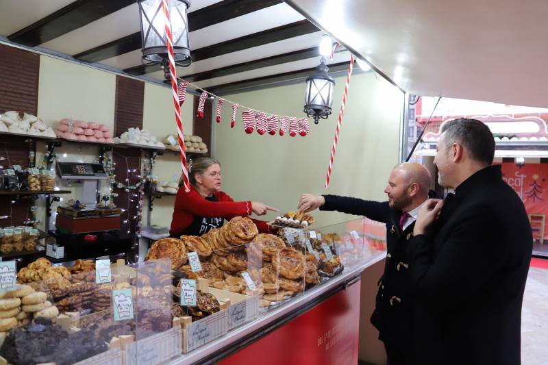 El presidente y el diputado de Turismo en el Mercat de Nadal de la Diputació