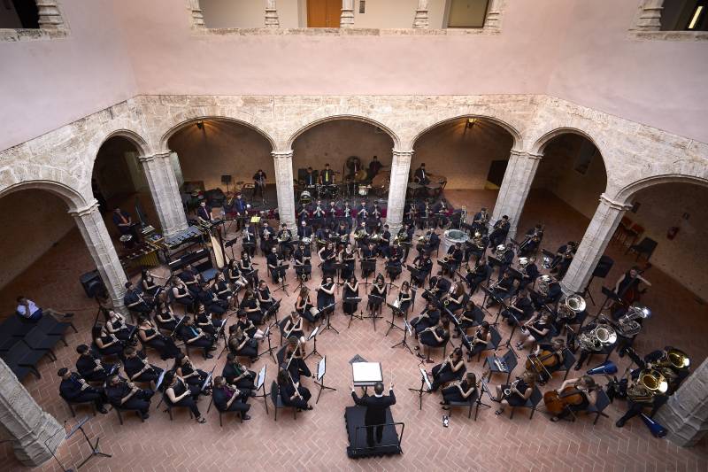 Joven Banda Sinfónica, dirigida por Saül Gómez, en su actuación realizada el viernes 6 de julio en el Castillo de Alaquás // Nacho Francés