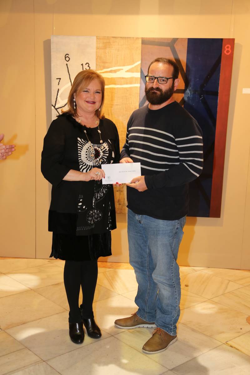 Artista premiado en la pasada edición con la presidenta del Ateneo, Carmen de Rosa