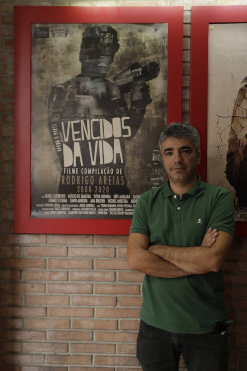 Rodrigo Areias junto con el cartel de ?Vencidos da vida?.