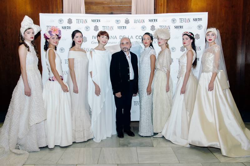 Julio Vera con sus modelos al finalizar el desfile