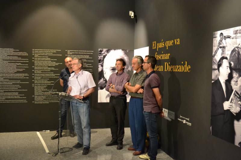 El director del Museo Valenciano de Etnología, Francesc Tamarit. Tras él, los comisarios de la muestra y el hijo del fotógrafo.